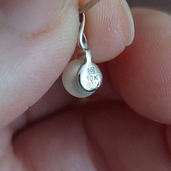 **SOLD**10k white gold white pearl earrings - Picture 2 of 2